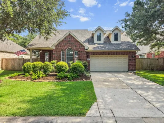 Property Slideshow image 2 of 49 | 1612 s lago vista dr, Pearland, TX, 77581