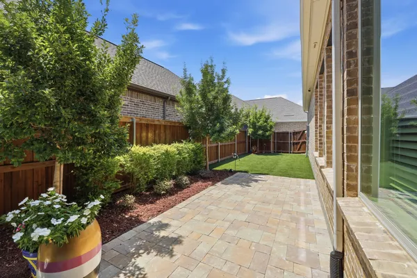 Property Slideshow image 3 of 33 | 4772 kings garden pkwy, Arlington, TX, 76005