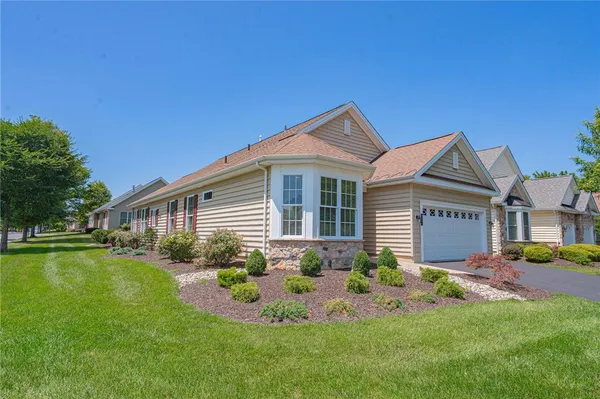 Property Slideshow image 2 of 29 | 6525 betsy ross cir, Bethlehem City, PA, 18017