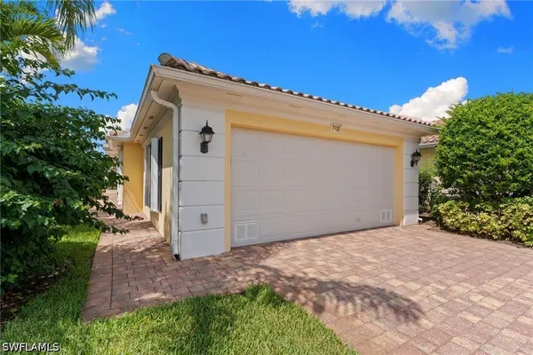 Property Slideshow image 3 of 33 | 7620 rozzini ln, Naples, FL, 34114