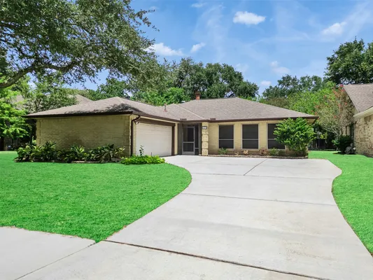 Property Slideshow image 2 of 48 | 2819 poplar creek ln, Pearland, TX, 77584