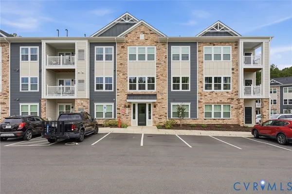 Property Slideshow image 2 of 18 | 15801 hallowell rdg 304, Moseley, VA, 23120