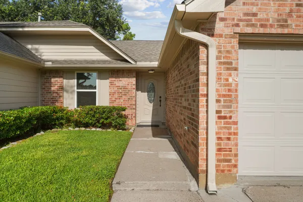 Property Slideshow image 2 of 25 | 702 w country grove cir, Pearland, TX, 77584