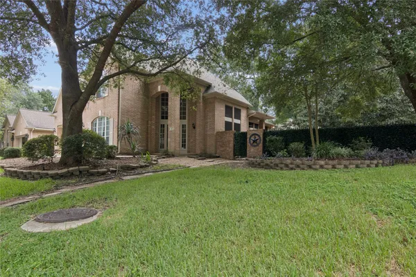 Property Slideshow image 3 of 31 | 2 surrey run pl, The Woodlands, TX, 77384