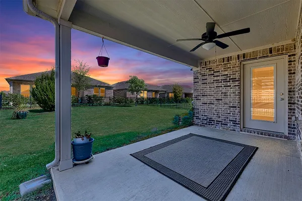 Property Slideshow image 2 of 40 | 913 rough hollow dr, Mckinney, TX, 75071