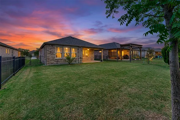 Property Slideshow image 3 of 40 | 913 rough hollow dr, Mckinney, TX, 75071