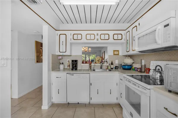 Property Slideshow image 2 of 34 | 3551 inverrary dr 208, Lauderhill, FL, 33319