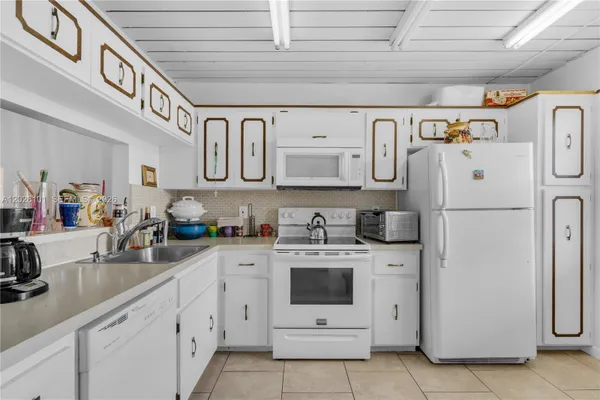 Property Slideshow image 3 of 34 | 3551 inverrary dr 208, Lauderhill, FL, 33319