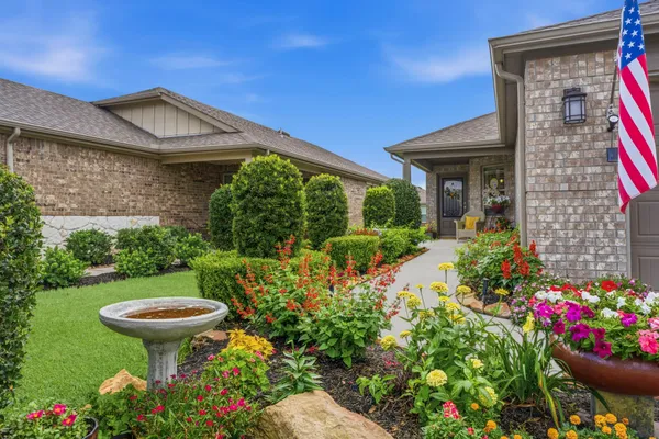 Property Slideshow image 2 of 48 | 410 thistle thorn dr, The Woodlands, TX, 77382