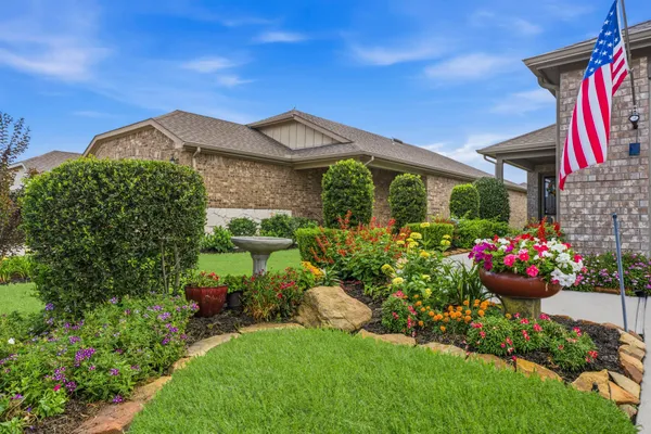 Property Slideshow image 3 of 48 | 410 thistle thorn dr, The Woodlands, TX, 77382