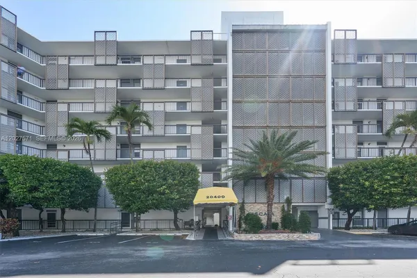 Property Slideshow image 2 of 28 | 20400 w country club dr 214, Aventura, FL, 33180