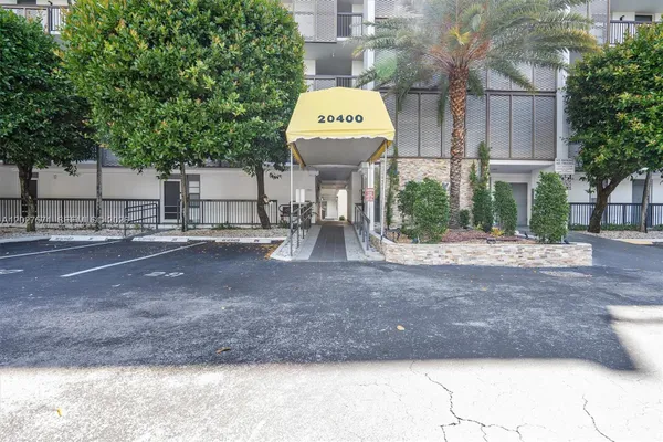 Property Slideshow image 3 of 28 | 20400 w country club dr 214, Aventura, FL, 33180