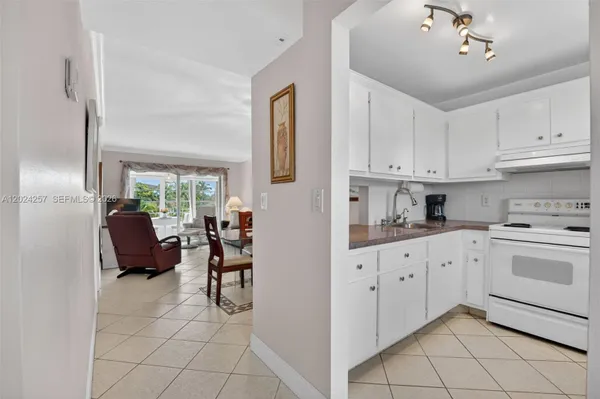 Property Slideshow image 2 of 35 | 2800 nw 47th ter 303b, Lauderdale Lakes, FL, 33313