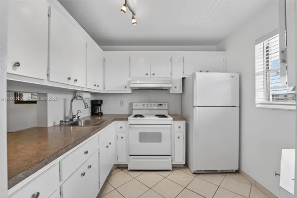 Property Slideshow image 3 of 35 | 2800 nw 47th ter 303b, Lauderdale Lakes, FL, 33313