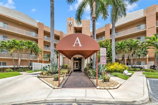 Property Slideshow image 2 of 33 | 7715 yardley dr 106, Tamarac, FL, 33321