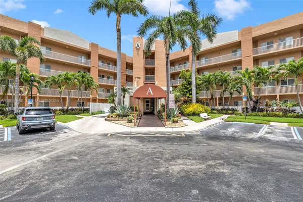 Property Slideshow image 3 of 33 | 7715 yardley dr 106, Tamarac, FL, 33321