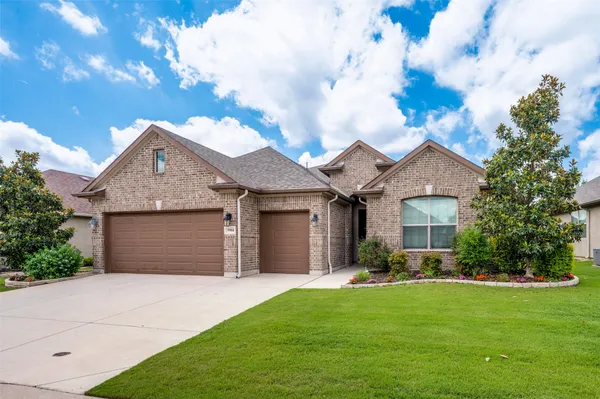 Property Slideshow image 2 of 30 | 9904 orangewood trl, Denton, TX, 76207