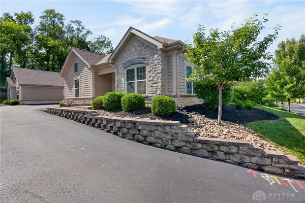 Property Slideshow image 3 of 25 | 2484 locust hill blvd, Beavercreek, OH, 45431