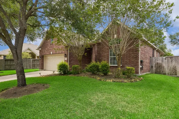 Property Slideshow image 2 of 31 | 1619 s lago vista dr, Pearland, TX, 77581