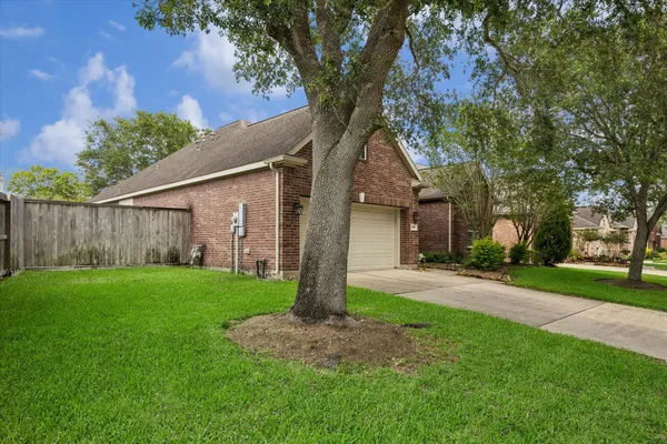 Property Slideshow image 3 of 31 | 1619 s lago vista dr, Pearland, TX, 77581