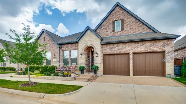 Property Slideshow image 2 of 40 | 2063 spotted fawn dr, Arlington, TX, 76005