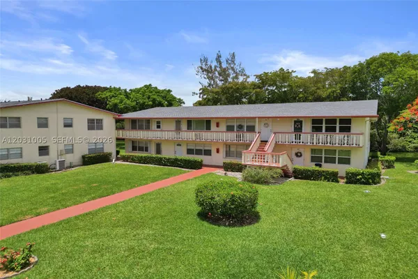 Property Slideshow image 3 of 22 | 47 camden b, West Palm Beach, FL, 33417