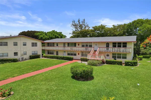 Property Slideshow image 3 of 22 | 47 camden b, West Palm Beach, FL, 33417
