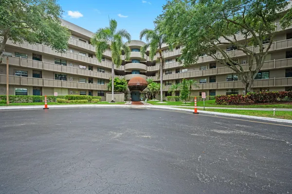 Property Slideshow image 2 of 39 | 900 colony point cir 121, Pembroke Pines, FL, 33026