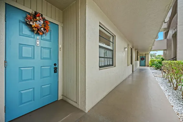 Property Slideshow image 3 of 39 | 900 colony point cir 121, Pembroke Pines, FL, 33026