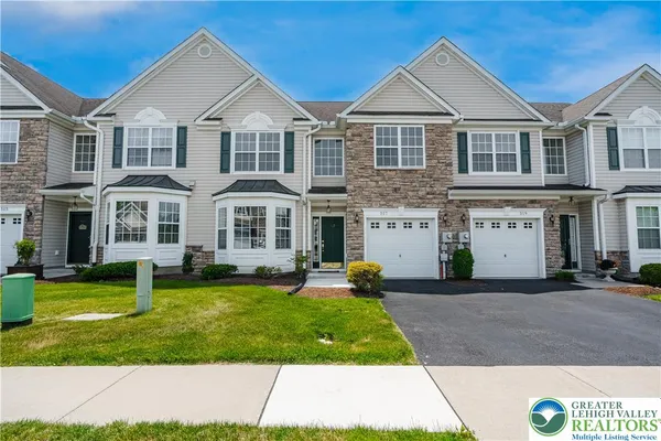 Property Slideshow image 2 of 28 | 517 harvest dr, Maiden Creek Twp, PA, 19510