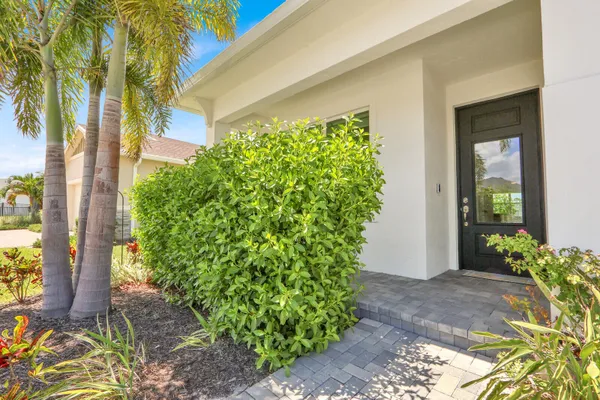Property Slideshow image 3 of 35 | 977 se crosswood way, Port St Lucie, FL, 34984
