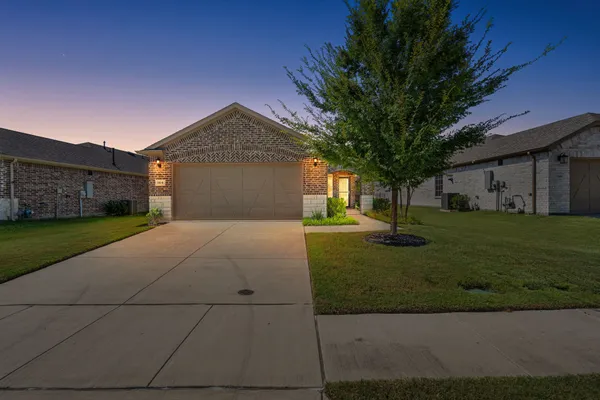 Property Slideshow image 2 of 38 | 1104 rough hollow dr, Mckinney, TX, 75071