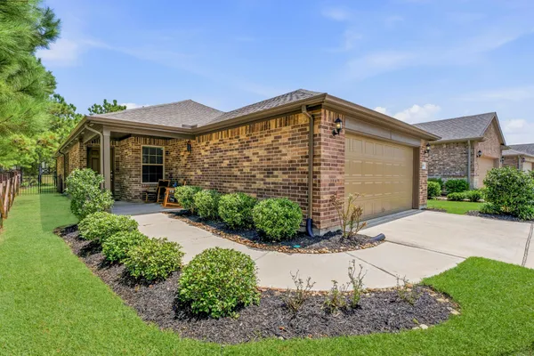 Property Slideshow image 3 of 42 | 201 flaxen chestnut, The Woodlands, TX, 77382