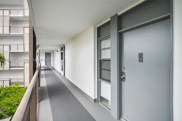 Property Slideshow image 3 of 32 | 20400 w country club dr 416, Aventura, FL, 33180