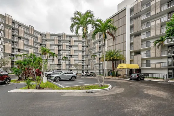Property Slideshow image 3 of 24 | 20500 w country club dr 716, Aventura, FL, 33180