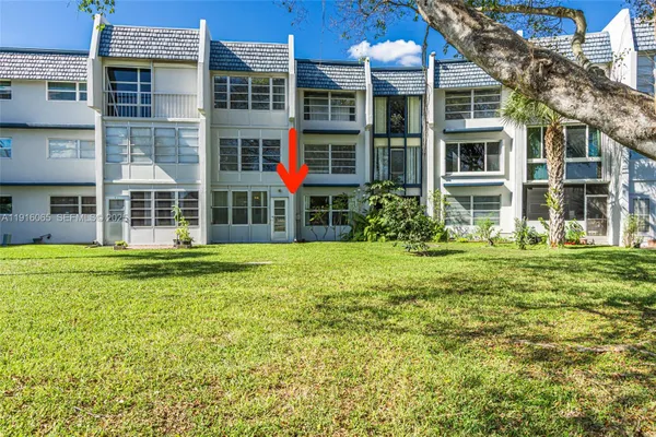 Property Slideshow image 3 of 20 | 7887 golf cir dr 106, Margate, FL, 33063