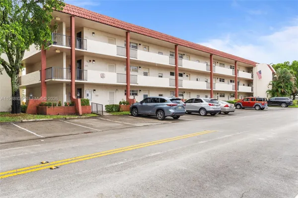 Property Slideshow image 2 of 48 | 9420 s hollybrook lake dr 206, Pembroke Pines, FL, 33025