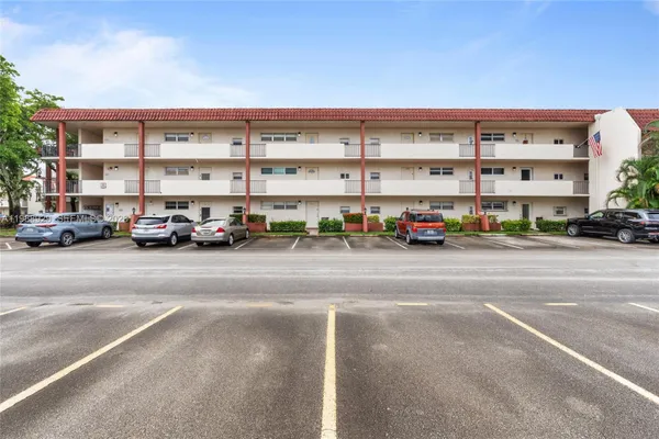 Property Slideshow image 3 of 48 | 9420 s hollybrook lake dr 206, Pembroke Pines, FL, 33025