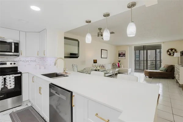 Property Slideshow image 2 of 64 | 424 se 10th st 204, Dania Beach, FL, 33004