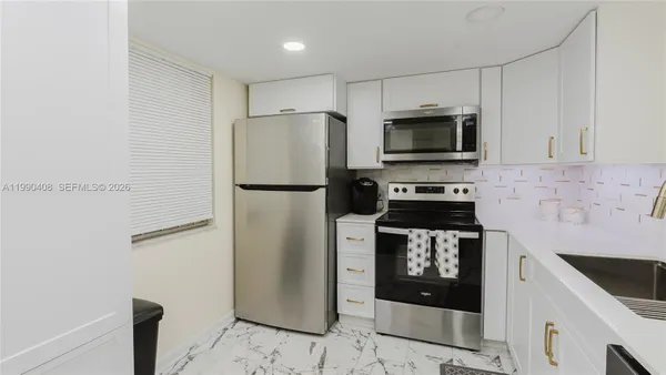 Property Slideshow image 3 of 64 | 424 se 10th st 204, Dania Beach, FL, 33004