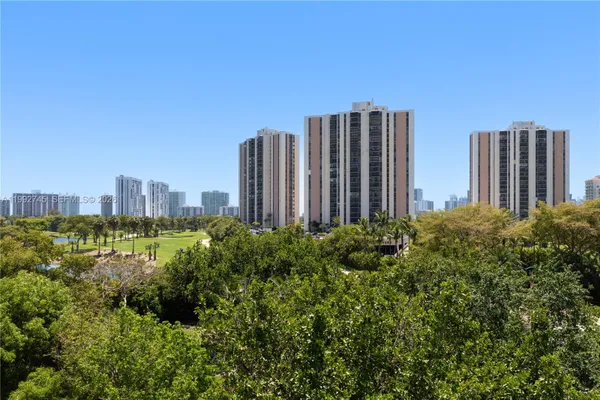 Property Slideshow image 2 of 35 | 20400 w country club dr 605, Aventura, FL, 33180