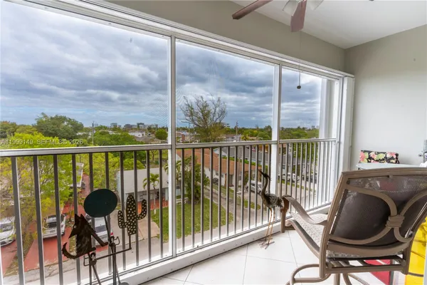 Property Slideshow image 3 of 39 | 330 se 2nd st 405f, Hallandale Beach, FL, 33009