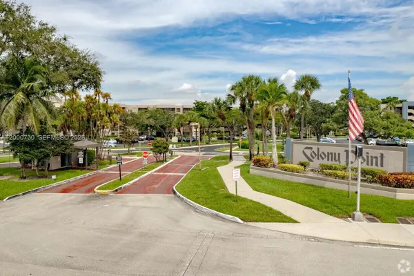 Property Slideshow image 2 of 20 | 900 colony point cir 317, Pembroke Pines, FL, 33026