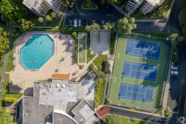 Property Slideshow image 3 of 20 | 900 colony point cir 317, Pembroke Pines, FL, 33026