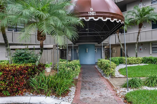 Property Slideshow image 2 of 30 | 1001 colony point cir 503, Pembroke Pines, FL, 33026