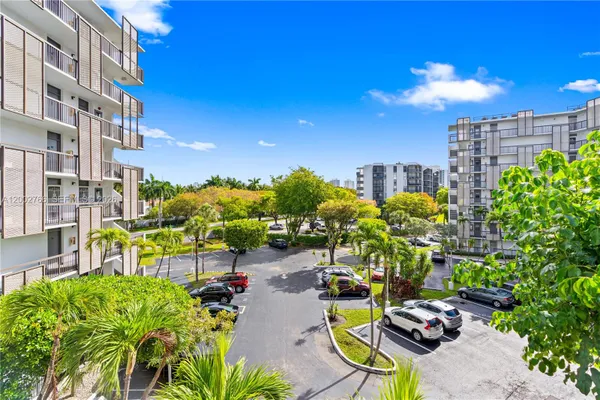 Property Slideshow image 2 of 27 | 20500 w country club dr 405, Aventura, FL, 33180