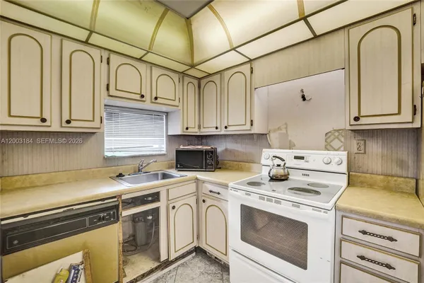 Property Slideshow image 3 of 33 | 811 s hollybrook dr 207, Pembroke Pines, FL, 33025