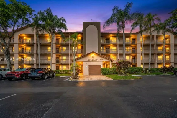 Property Slideshow image 2 of 42 | 1200 sw 124th ter 106o, Pembroke Pines, FL, 33027