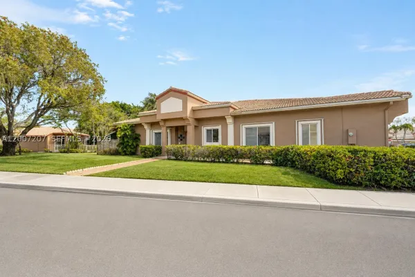 Property Slideshow image 2 of 31 | 10131 lombardy dr, Tamarac, FL, 33321