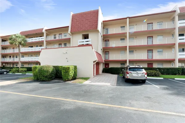 Property Slideshow image 2 of 29 | 1020 country club dr 206, Margate, FL, 33063